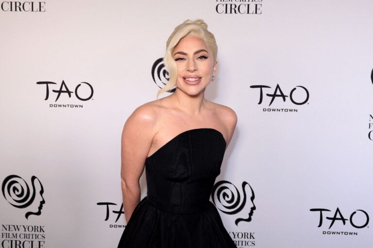 Lady Gaga steps out in Arab style to accept best actress award